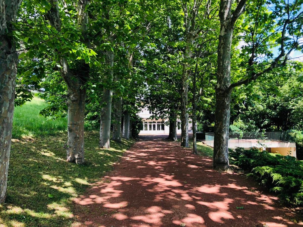 La Souveraine Saint-Genis-Laval Extérieur photo