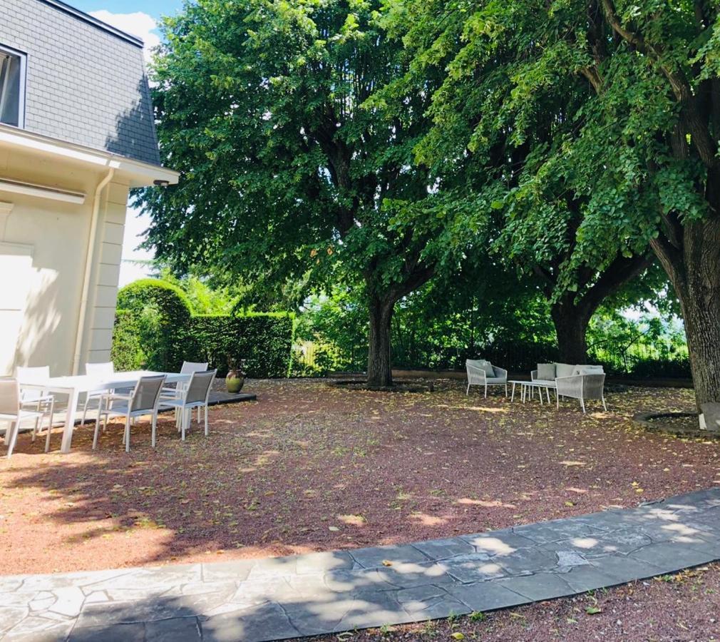 La Souveraine Saint-Genis-Laval Extérieur photo