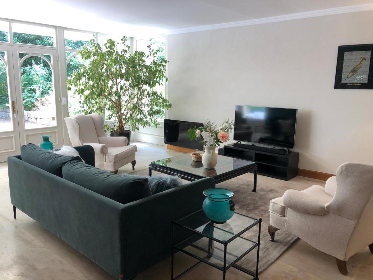 La Souveraine Saint-Genis-Laval Extérieur photo
