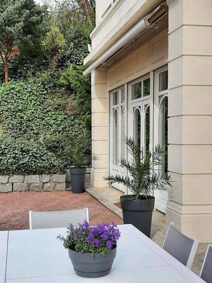 La Souveraine Saint-Genis-Laval Extérieur photo