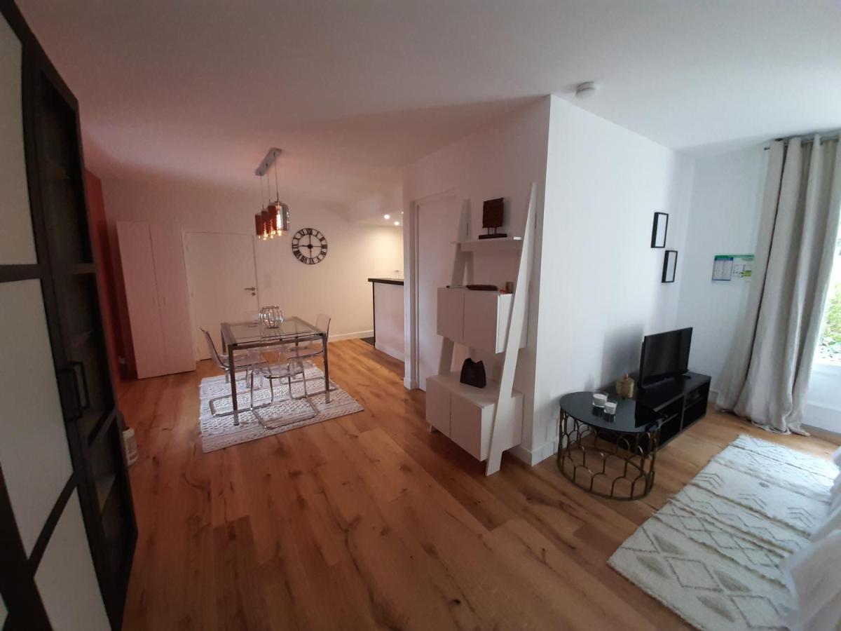 La Souveraine Saint-Genis-Laval Extérieur photo